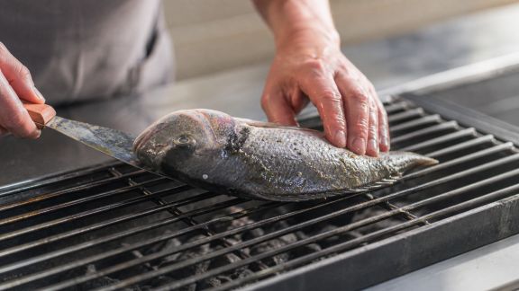 Guide pas à pas pour cuire du poisson sans qu’il accroche la grille