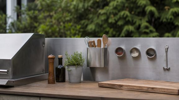 Accessoires magnétiques : pratiques ou superflus en cuisine d’extérieur ?