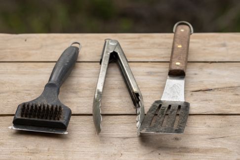 Brosses, pinces, pelles : comment bien les utiliser au barbecue