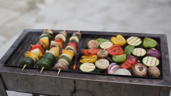 Que choisir entre brochettes et grillades pour saisir vos légumes ?