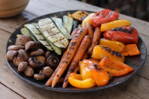 Cinq idées originales pour des légumes sublimés au fumoir