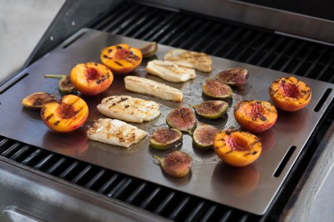 L’utilité de la plaque de cuisson pour réussir fruits et fromages au barbecue