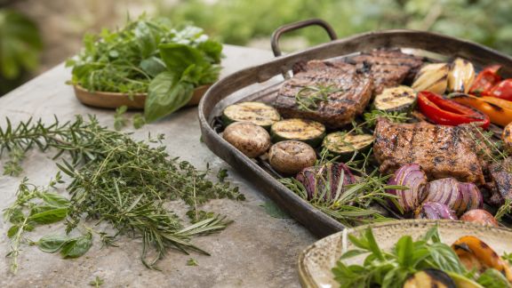 Utiliser les herbes fraîches pour parfumer vos grills d’été