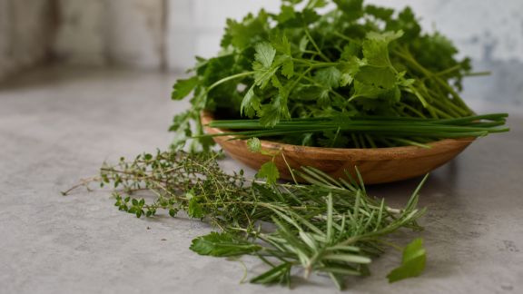 Top des herbes fraîches à utiliser dans vos sauces BBQ