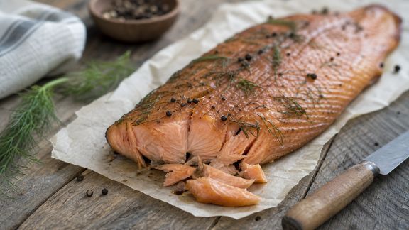 Techniques simples pour réussir un poisson fumé tendre et parfumé