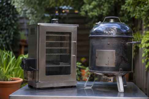 Comparatif des fumoirs électriques et à charbon : que choisir ?