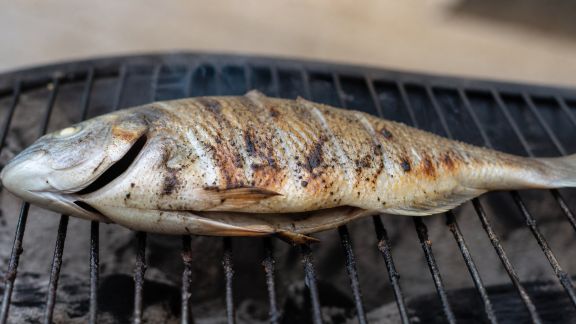 Maîtriser la cuisson des poissons sans qu’ils n’attachent à la grille