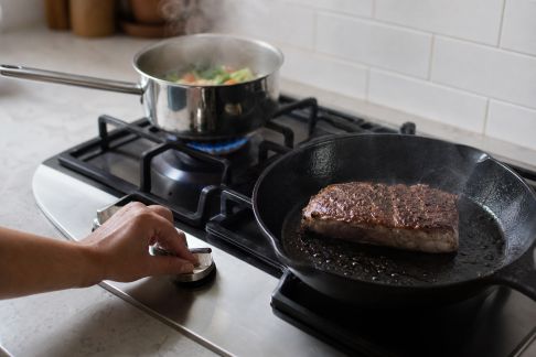 Chaleur douce ou intense : savoir adapter la puissance selon les aliments