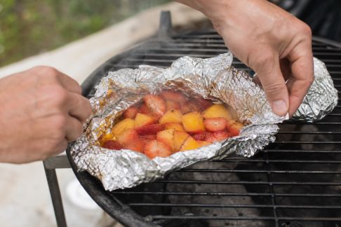 Papillotes de fruits au barbecue : gourmandises express et légères