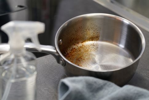Solutions rapides pour ôter les résidus collés sur l’inox