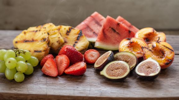 Quels fruits associer pour un apéritif estival original sur la plancha