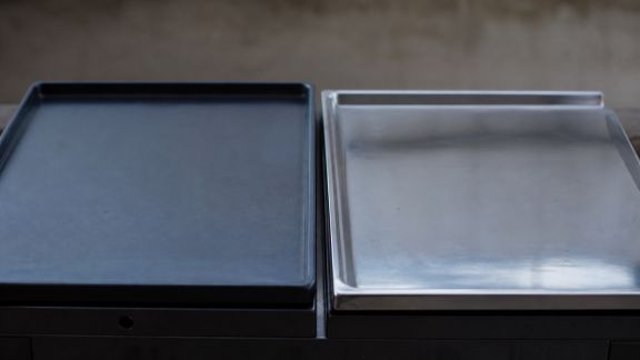 Plancha émaillée ou chrome dur : atouts et inconvénients expliqués
