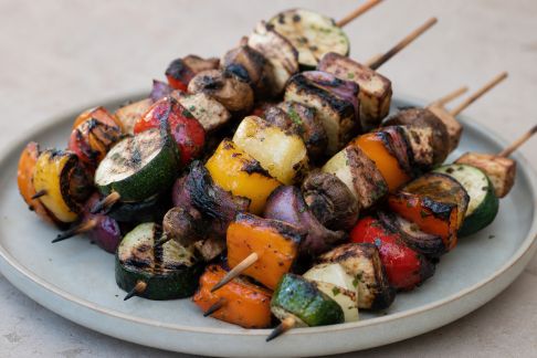Comment obtenir une croûte parfaite sur les brochettes de légumes