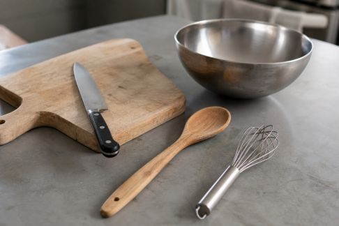 Focus sur les accessoires indispensables pour les cuisiniers débutants