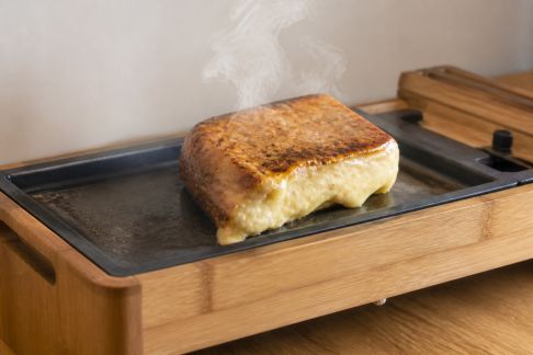 Recette express : préparer un fromage fumé à la plancha