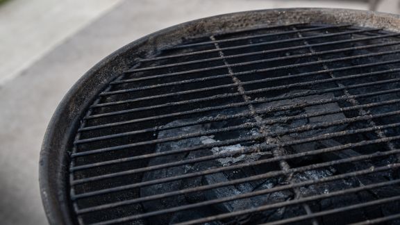 Que faire si la grille du barbecue noircit avec le temps ?