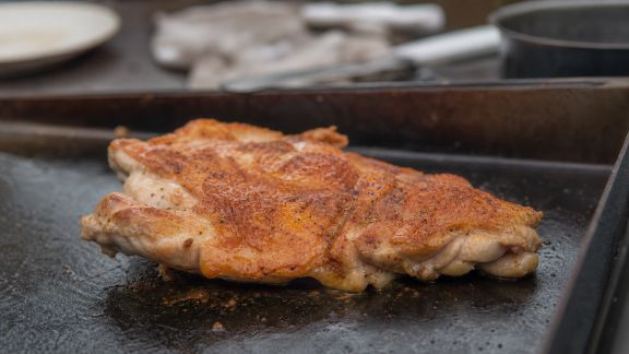 Techniques pour préparer des volailles croustillantes et juteuses à la plancha